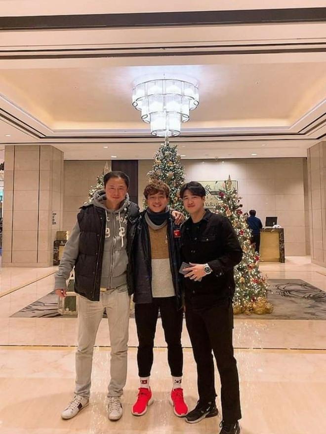 HLV thể lực Park Sung-gyun cũng đăng hình chụp chung với HLV Kim Han-yoon và Danh Trung để kỷ niệm chuyến tập huấn ở quê nhà.