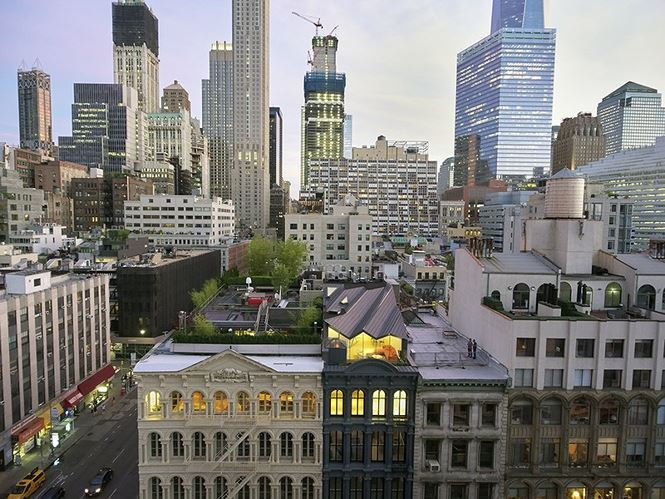 Stealth Building, thành phố New York được thiết kế bởi công ty WORKac vốn nằm trong một khu dân cư ở thành phố. Khi mà sự cải tạo tuyệt đẹp này được đưa ra thảo luận, Ủy ban thành phố đã yêu cầu rằng sẽ không có một tầng thượng nào được hiện hình tại đây. Chính vì vậy, với các kỹ năng chuyên nghiệp của mình, các kỹ sư đã rút lại phần tầng thượng để không ai có thể phân biệt được nó với các khối nhà khác.