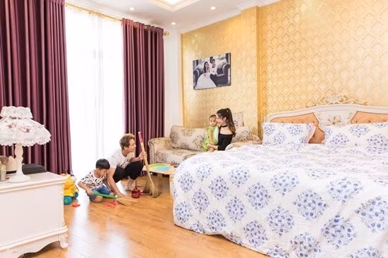 Phòng ngủ cũng được chủ nhân chọn hai tông màu trắng và vàng. Ca sĩ sinh năm 1983 tiết lộ phòng ngủ rộng hơn 100 m2 đủ cho cả gia đình quây quần, vui chơi.