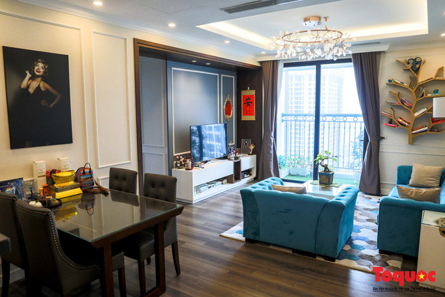 Bàn an được để gần phòng khách và chọn màu xanh chủ đạo cho ngôi nhà. Chia sẻ với báo Tổ Quốc, MC Vân Hugo tiết lộ màu yêu thích của cô là màu xanh giống như tên của cô - Thanh Vân có nghĩa là mây trời.