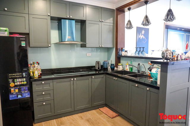 Không gian bếp rất ấm cúng. Vân Hugo tâm sự, dù có nhà mới nhưng cô vẫn thường xuyên sang nhà bố mẹ ăn cơm và ngủ lại bên đó.