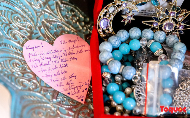 Tại phòng khách, cô trưng bày những món quà được bạn bè tặng hay đồ vật cô mua ở các nước trong mỗi chuyến đi công tác. Giải thưởng Cánh diều Vàng cũng được cô trưng bày rất trân trọng. Chỉ là một diễn viên tay ngang bước chân vào nghề diễn viên nhưng cô đã may mắn có được giải thưởng danh giá và uy tín nhờ vai diễn trong phim "Hoa nở trái mùa". Món quà mà người thân tặng cho cô được bày rất trân trọng.