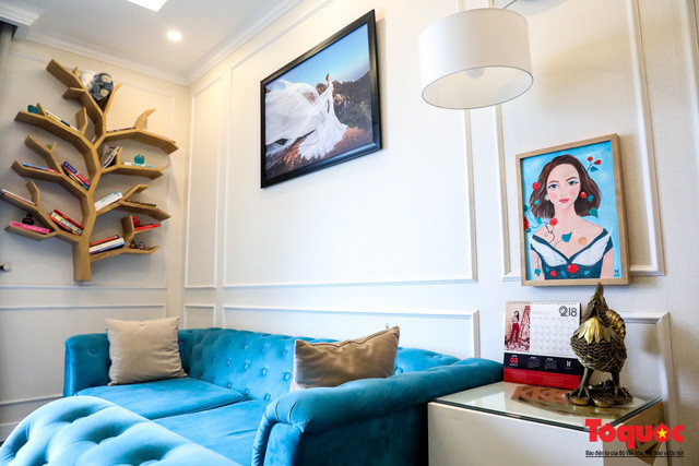 Khi có thời gian rảnh, cô sẽ ngồi tại nhà để đọc những quyển sách yêu thích. Giá sách với hình cây cũng là một trong những góc yêu thích của cô mỗi khi về nhà.