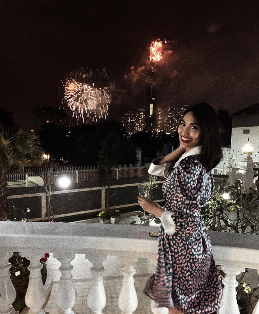 Đặc biệt, cuộc sống của Lan Khuê gây chú ý nhiều hơn khi cô vướng tin đồn mang bầu vào thời điểm cuối năm 2018. Trong những bức ảnh được chụp hồi Giáng sinh vừa rồi, người đẹp để lộ vòng 2 lùm xùm sau lớp váy áo. Mặc dù tin đồn bủa vây nhưng người trong cuộc chưa một lần lên tiếng về câu chuyện sinh con đầu lòng. Tuy nhiên, hoa khôi chưa một lần xác nhận tin đồn trên mạng.