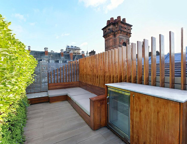 Không gian bên ngoài rộng hơn 400 mét vuông bao gồm một khu vườn bậc thang ,sân thượng, ban công và sân hiên. Căn được xây dựng vào năm 1904-1905, và được cải tạo trong 3 năm từ năm 2012.