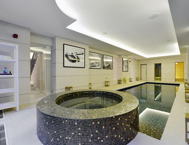 Hồ bơi trong nhà là khu vực thư giãn thích hợp.