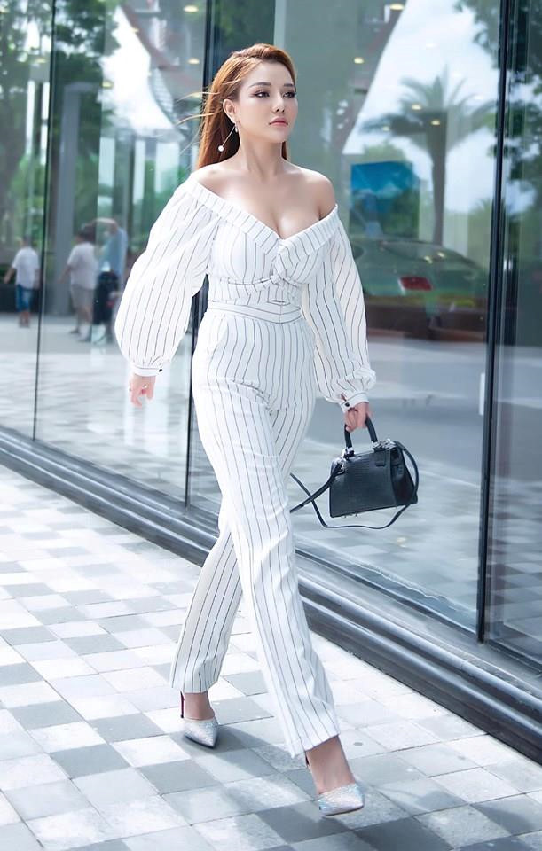 Mon 2K thường xuyên diện những trang phục gợi cảm, khoe vòng một. Ảnh: FBNV.