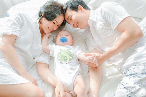 Diễm Hương đưa con đi khám, bác sĩ hỏi tên bé, diễn viên hốt hoảng quay sang hỏi Hồng Quang - chồng cô - vì quên mất.