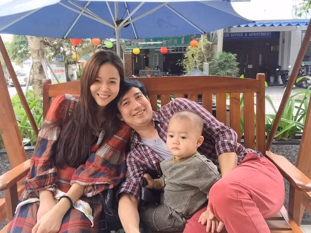 Cả hai đã có chung bé Tròn năm nay 4 tuổi. Vợ chồng Diễm Hương chia sẻ bé Tròn là niềm vui chung của cả gia đình và Hồng Quang rất thích chơi cùng con mỗi khi đi làm về.