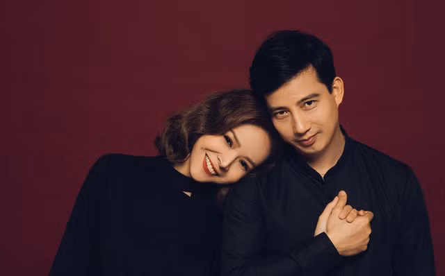 Cùng làm diễn viên nhưng Diễm Hương, Hồng Quang mới đóng chung một vở kịch. Gần đây, một bộ phim mời hai vợ chồng đóng chung nhưng họ đều từ chối. Hồng Quang nói anh và vợ ở cùng nhà, làm cùng cơ quan nên không muốn đến phim trường cũng tiếp tục chạm mặt nhau. Nhưng dù vậy, cả hai vẫn luôn quan tâm đến công việc của nhau. Gần đây, bộ phim Hoa hồng trên ngực trái có Hồng Quang diễn trong vai Dũng và bộ phim Những nhân viên gương mẫu có Diễm Hương trong vai Nguyệt gây được sự chú ý của công chúng.