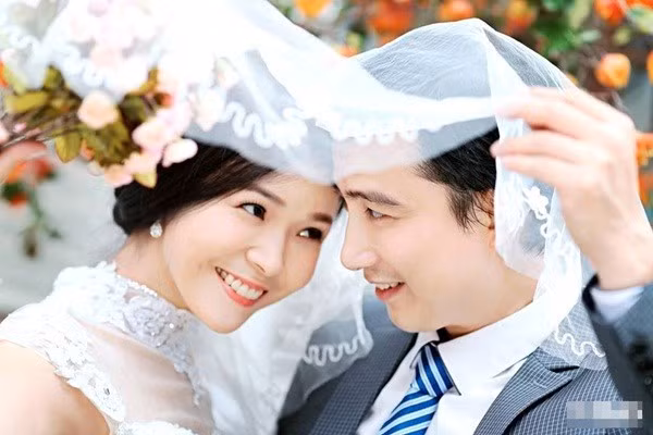 Thế rồi sau 5 năm tìm hiểu, hai người lên xe hoa thành vợ chồng vào năm 2015. Khi ấy, Hương đang nổi lên với vai diễn "tiểu tam Hằng" trong Hôn nhân trong ngõ hẹp. Lúc mới biết tin, đồng nghiệp ngỡ ngàng vì hai người có tính cách hoàn toàn trái ngược.