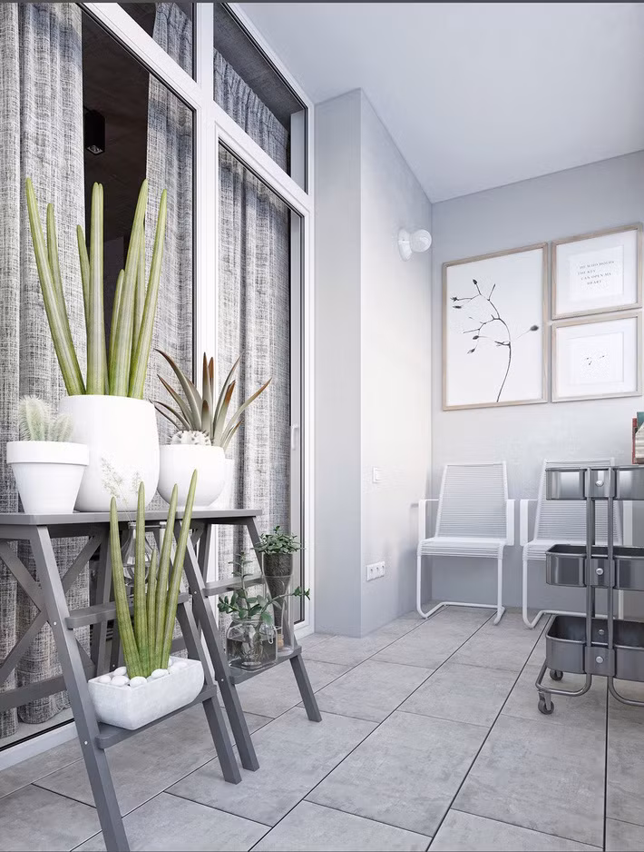 Ban công bên ngoài là khoảng cách giữa khu vực chính và hành lang với ánh sáng chan hòa. Cây trồng trong chậu màu xanh lá cây được bài trí siêu đẹp mắt.