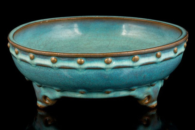 Tháng 5/2018, một cặp vợ chồng người Anh vô cùng choáng khi biết giá trị thật của chiếc bát mà họ vẫn dùng để tiền xu và chìa khóa ở phòng khách. Chiếc bát này được họ thừa hưởng từ thế hệ trước. Chiếc bát này thực ra là đồ quý hiếm được chế tác từ thế kỷ 14 dưới thời vua Minh Thái Tổ ở Trung Quốc. Một người sưu tầm đồ cổ đã trả 312.000 bảng Anh (~9,4 tỷ đồng) để mua lại chiếc bát.