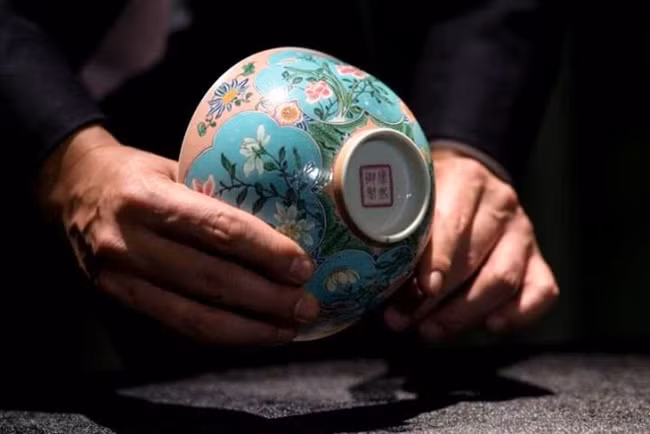 Chiếc bát có đường kính 14,7 có trang trí hình hoa rất đẹp.