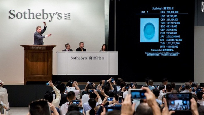 Chiếc bát này được chế tác ở thời Bắc Tống (960-1127) ở Trung Quốc có phủ men xanh bóng, đường kính 13cm.