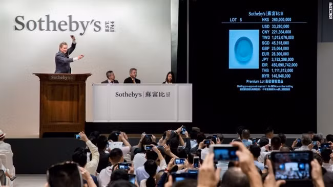 Chiếc bát này được chế tác ở thời Bắc Tống (960-1127) ở Trung Quốc có phủ men xanh bóng, đường kính 13cm.