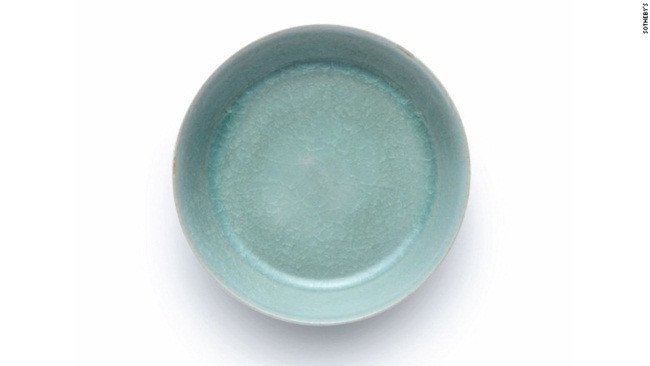 Tháng 10/2017, một chiếc bát cổ đã được mua với giá 37,7 triệu USD (~876 tỷ đồng) tại một phiên đấu giá được tổ chức tại Hong Kong (Trung Quốc). Mức giá khởi điểm chỉ là 10,2 triệu USD, thời gian đấu giá kéo dài trong 20 phút và tìm được chủ nhân chịu chi.