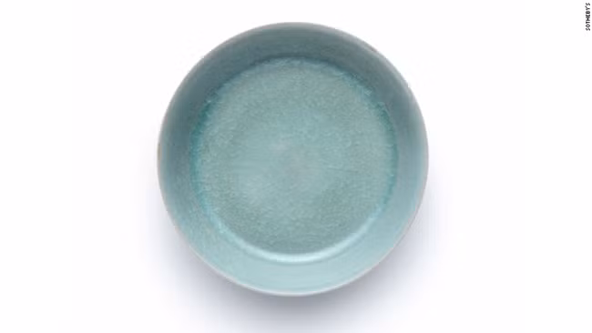 Tháng 10/2017, một chiếc bát cổ đã được mua với giá 37,7 triệu USD (~876 tỷ đồng) tại một phiên đấu giá được tổ chức tại Hong Kong (Trung Quốc). Mức giá khởi điểm chỉ là 10,2 triệu USD, thời gian đấu giá kéo dài trong 20 phút và tìm được chủ nhân chịu chi.