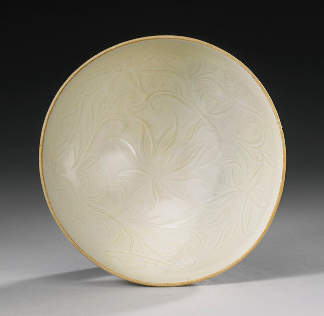 Chiếc bát được tráng men trắng với miệng có viền màu ngà voi được ước tính có giá 200.000 USD - 300.000 USD. Nhưng sau đó, nó được một người sưu tập đồ cổ mua với giá 2,25 triệu USD (~52 tỷ đồng).