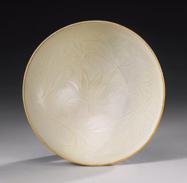 Chiếc bát được tráng men trắng với miệng có viền màu ngà voi được ước tính có giá 200.000 USD - 300.000 USD. Nhưng sau đó, nó được một người sưu tập đồ cổ mua với giá 2,25 triệu USD (~52 tỷ đồng).