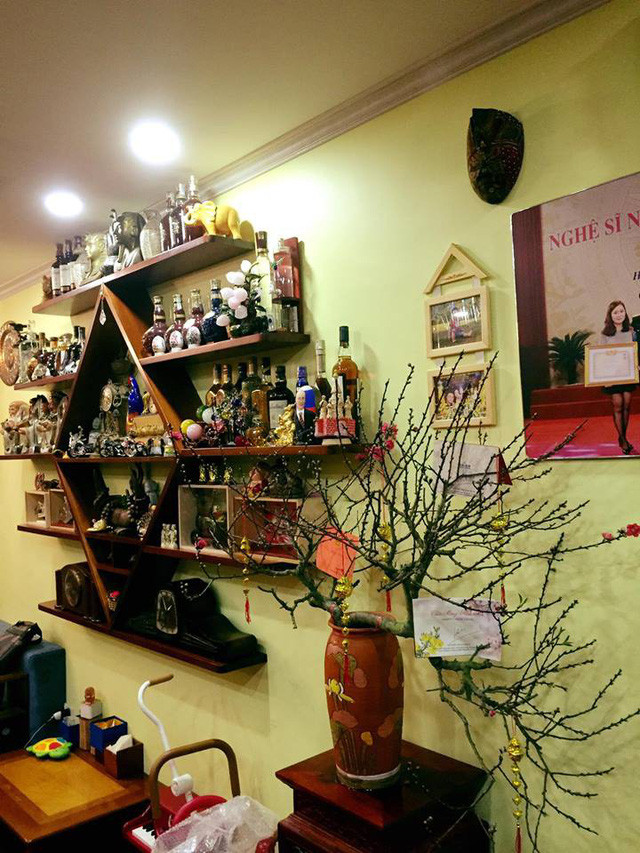 Ở không gian phòng khách, NSND Tự Long có để một kệ đựng những món đồ lưu niệm của anh.