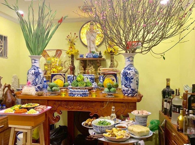 Không gian thờ cúng của nhà NSND Tự Long cũng được bày đặt rất ấm cúng, hợp với không gian của nhà chung cư.