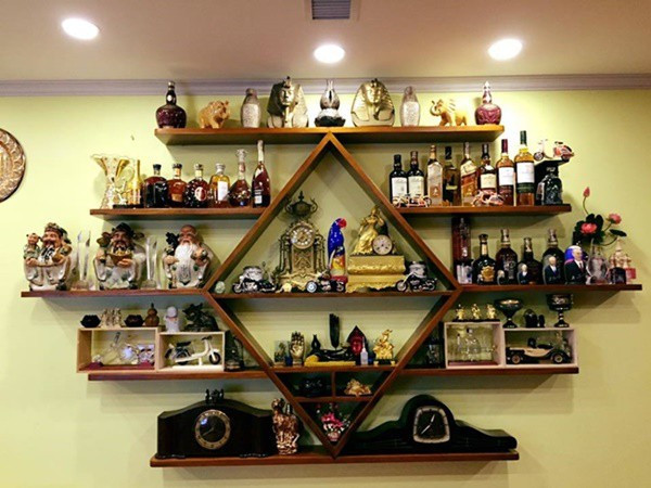 Cận cảnh kệ đổ chứa những mòn đồ "độc, lạ" do NSND Tự Long sưu tầm.