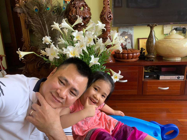 Khu phòng khách thường xuyên được gia đình anh chia sẻ khi sinh hoạt gia đình tại đây. Trên trang cá nhân của mình, NSND Tự Long cũng thường xuyên chia sẻ những hoạt động của gia đình.