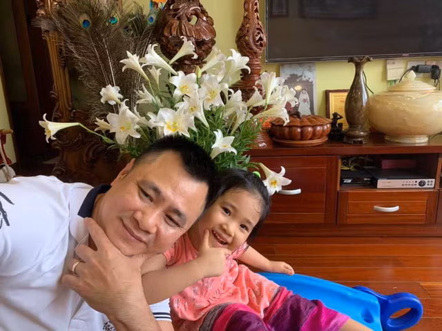 Khu phòng khách thường xuyên được gia đình anh chia sẻ khi sinh hoạt gia đình tại đây. Trên trang cá nhân của mình, NSND Tự Long cũng thường xuyên chia sẻ những hoạt động của gia đình.