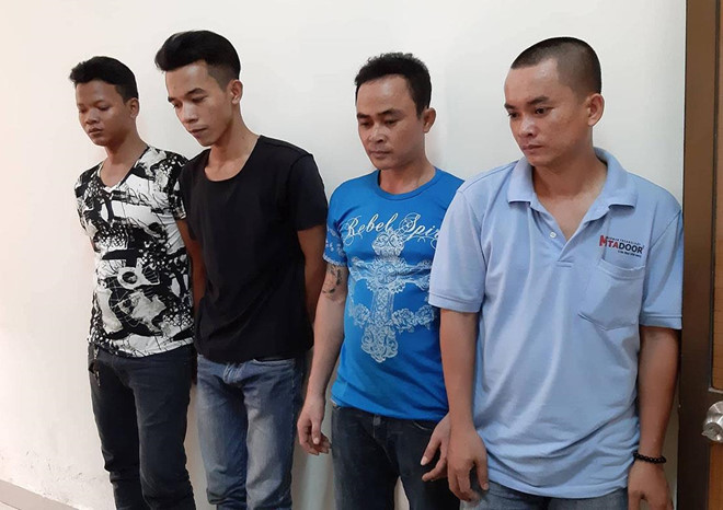 Cong nhan lap song bai trong nha ve sinh cong ty de danh bac