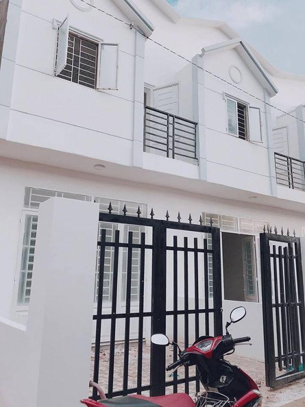 Nhờ chăm chỉ làm việc mà mới đây Trang Linh đã khoe thành quả của mình là một ngôi nhà và một căn hộ chung cư tại TP. Hồ Chí Minh. Theo đó, cô chia sẻ: "Chung cư sắp decor xong, nhà phố cũng đã nhận, phấn đấu cuối năm trời thương cho con trúng mánh con tậu thêm 1 căn nữa nha". Qua những hình ảnh được chia sẻ, có thể thấy căn chung cư này nằm trong một khu đô thị cao cấp có view nhìn ra thành phố cực đẹp. Dù chưa hoàn thiện nhưng vẫn có thể thấy với diện tích và thiết kế như vậy giá trị căn hộ không hề nhỏ.