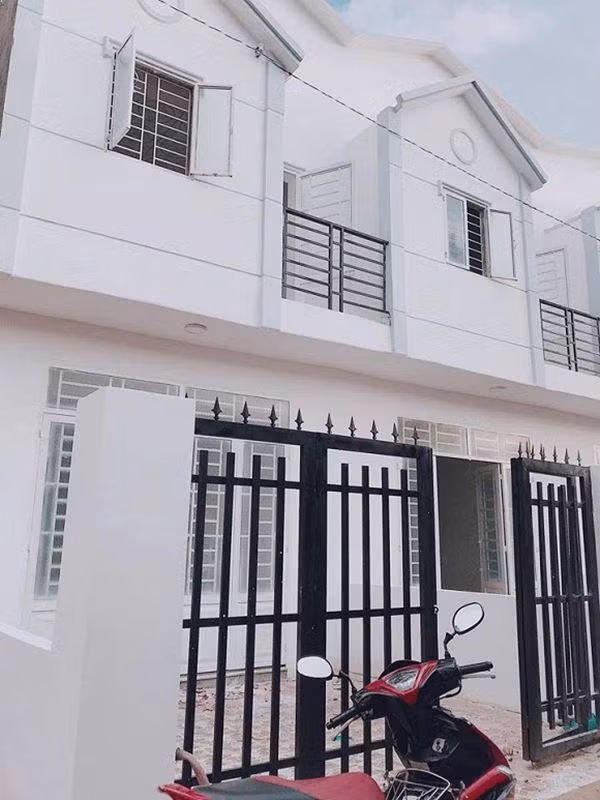 Nhờ chăm chỉ làm việc mà mới đây Trang Linh đã khoe thành quả của mình là một ngôi nhà và một căn hộ chung cư tại TP. Hồ Chí Minh. Theo đó, cô chia sẻ: "Chung cư sắp decor xong, nhà phố cũng đã nhận, phấn đấu cuối năm trời thương cho con trúng mánh con tậu thêm 1 căn nữa nha". Qua những hình ảnh được chia sẻ, có thể thấy căn chung cư này nằm trong một khu đô thị cao cấp có view nhìn ra thành phố cực đẹp. Dù chưa hoàn thiện nhưng vẫn có thể thấy với diện tích và thiết kế như vậy giá trị căn hộ không hề nhỏ.