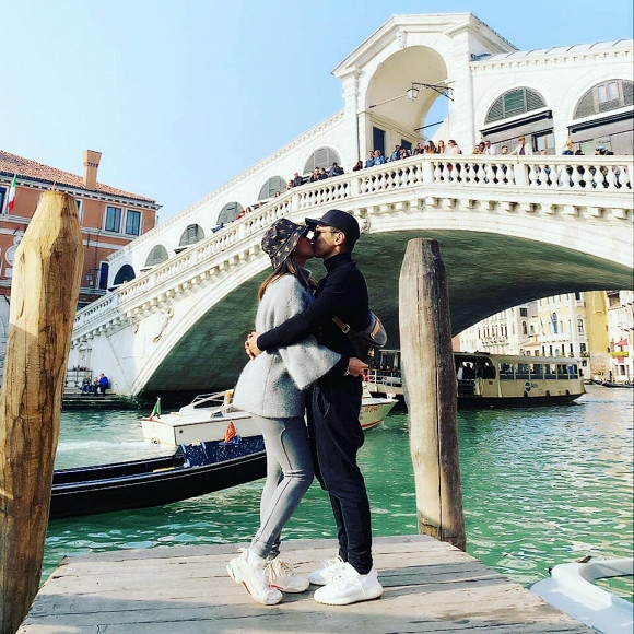 Trước đó không lâu, sau những ngày thi đấu căng thẳng, Khánh Thi, Phan Hiển cùng đoàn của mình đã có những phút giây thư giãn khi khám phá những địa điểm đẹp nhất của đất nước Ý. Khi mới công khai tình cảm, Khánh Thi - Phan Hiển phải nghe rất nhiều ý kiến trái chiều. Trong đó, không ít người chỉ trích khi Khánh Thi và Phan Hiển vì cách biệt tuổi tác quá lớn, hơn nữa cả hai lại là cô - trò.