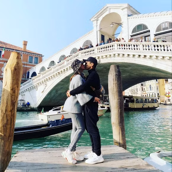 Trước đó không lâu, sau những ngày thi đấu căng thẳng, Khánh Thi, Phan Hiển cùng đoàn của mình đã có những phút giây thư giãn khi khám phá những địa điểm đẹp nhất của đất nước Ý. Khi mới công khai tình cảm, Khánh Thi - Phan Hiển phải nghe rất nhiều ý kiến trái chiều. Trong đó, không ít người chỉ trích khi Khánh Thi và Phan Hiển vì cách biệt tuổi tác quá lớn, hơn nữa cả hai lại là cô - trò.