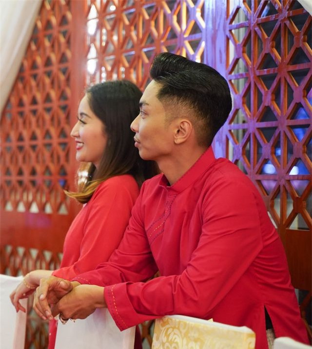 Yêu học trò kém mình 12 tuổi, từng gọi mình là "cô" xưng "con", từng trải qua không biết bao nhiêu khó khăn, thử thách, áp lực từ dư luận, Khánh Thi vẫn kiên cường bảo vệ tình yêu của mình và rồi được bù đắp bằng trái ngọt như ngày hôm nay.