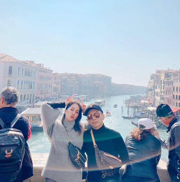 Nhưng vượt qua quãng thời gian khó khăn đó, chuyện tình của cặp đôi đã được nhiều người chấp nhận. Họ đã có hai nhóc tỳ xinh xắn, "đủ nếp đủ tẻ". Giờ đây, cặp đôi cô trò này có thể thoải mái "nắm tay nhau đi khắp thế gian" và vô tư thể hiện tình cảm mà không còn phải sợ ánh mắt soi mói của người khác.