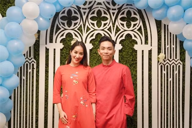 Vợ chồng Khánh Thi - Phan Hiển đã cùng sóng đôi và mặc áo dài ton sur ton khi dự buổi tiệc chào đón các trọng tài quốc tế và quốc gia đến chấm thi trong giải đấu dance sport.