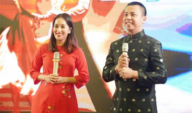 Khánh Thi vui vẻ đứng cạnh tình cũ Chí Anh. Cô cho biết, so với năm 2018 và 2018, năm nay số lượng thí sinh tăng vượt trội với hơn 1.000 người cùng 90 đoàn của Việt Nam, Italy, Nga, Trung Quốc, Đài Loan, Singapore, Malaysia... Số lượng trọng tài cũng tăng lên 60 người, trong đó có các trọng tài quốc tế đến từ Malaysia, Singapore, Đài Loan...