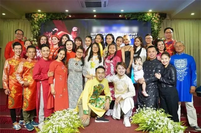 Chí Anh cũng đưa cả vợ và con đầu lòng đến tham gia tiệc. Từng là tình cũ của nhau nhưng hiện tại, Chí Anh và Khánh Thi có mối quan hệ rất thân thiết, hỗ trợ nhau trong công việc, cuộc sống.