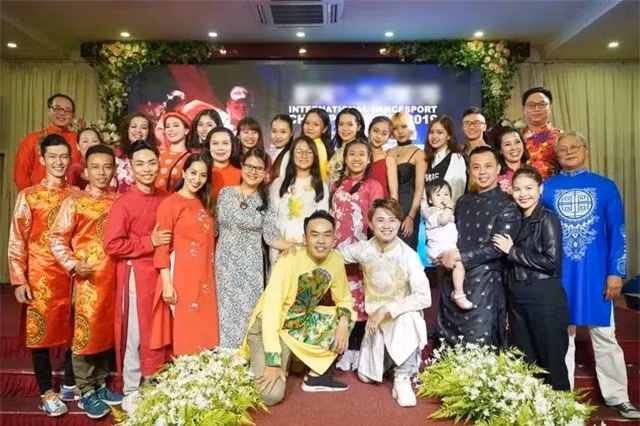 Chí Anh cũng đưa cả vợ và con đầu lòng đến tham gia tiệc. Từng là tình cũ của nhau nhưng hiện tại, Chí Anh và Khánh Thi có mối quan hệ rất thân thiết, hỗ trợ nhau trong công việc, cuộc sống.