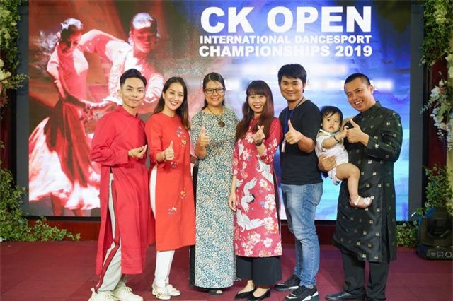 Trong những ngày này, vợ chồng Khánh Thi - Phan Hiển có mặt tại Hà Nội để cùng Chí Anh tổ chức giải khiêu vũ quốc tế CK Open International Dancesport Championships 2019 thu hút nhiều vận động viên toàn quốc và thế giới. Phan Hiển vui vẻ khi gặp gỡ tình cũ của Khánh Thi. Phan Hiển vô cùng tin tưởng Khánh Thi nên dù cho vợ mình có liên tục gặp gỡ tình cũ Chí Anh thì cũng không ghen tuông.