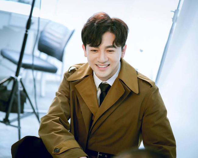 Không chỉ vậy, những hình ảnh mới nhất của Tô Hữu Bằng trong vai trò giám khảo cũng nhanh chóng gây bão dư luận vì ngoại hình quá trẻ trung của mình. Những hình ảnh của Tô Hữu Bằng trở thành chủ đề bàn tán xôn xao trên mạng xã hội. Rất nhiều người bày tỏ sự khó tin đối với diện mạo trẻ trung của Tô Hữu Bằng. Ở tuổi 45, Tô Hữu Bằng vẫn như chàng trai 20 đầy nhiệt huyết. Thậm chí, nhiều fan hâm mộ của Tô Hữu Bằng gần 20 năm trước vẫn không tin rằng nam diễn viên vẫn trẻ trung đến vậy.