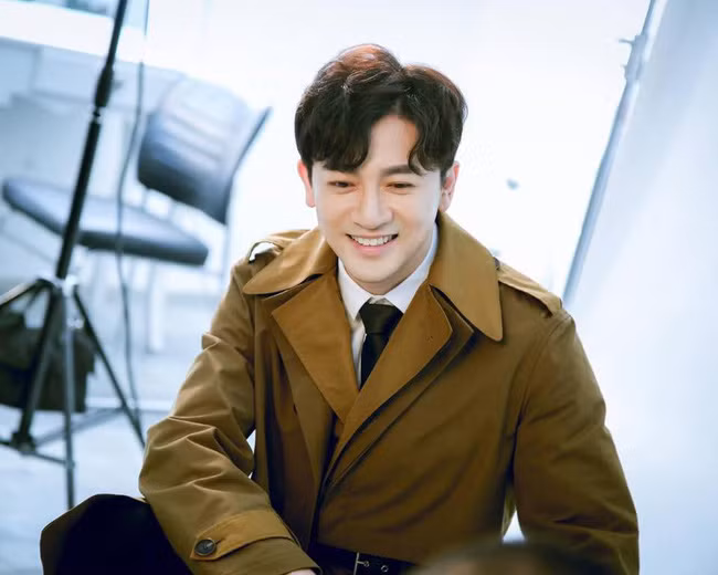 Không chỉ vậy, những hình ảnh mới nhất của Tô Hữu Bằng trong vai trò giám khảo cũng nhanh chóng gây bão dư luận vì ngoại hình quá trẻ trung của mình. Những hình ảnh của Tô Hữu Bằng trở thành chủ đề bàn tán xôn xao trên mạng xã hội. Rất nhiều người bày tỏ sự khó tin đối với diện mạo trẻ trung của Tô Hữu Bằng. Ở tuổi 45, Tô Hữu Bằng vẫn như chàng trai 20 đầy nhiệt huyết. Thậm chí, nhiều fan hâm mộ của Tô Hữu Bằng gần 20 năm trước vẫn không tin rằng nam diễn viên vẫn trẻ trung đến vậy.