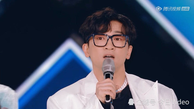 Bên cạnh đó, nhiều ý kiến cho rằng Tô Hữu Bằng đã phẫu thuật thẩm mỹ để giữ lại thanh xuân của mình. Bằng chứng là ở một số góc máy, Tô Hữu Bằng trông khác xưa hơn nhiều. Một số còn chỉ ra sống mũi của Tô Hữu Bằng cao hơn rất nhiều so với trước đây. Một số chi tiết khác như mí mắt, cằm trông cũng khác xưa.