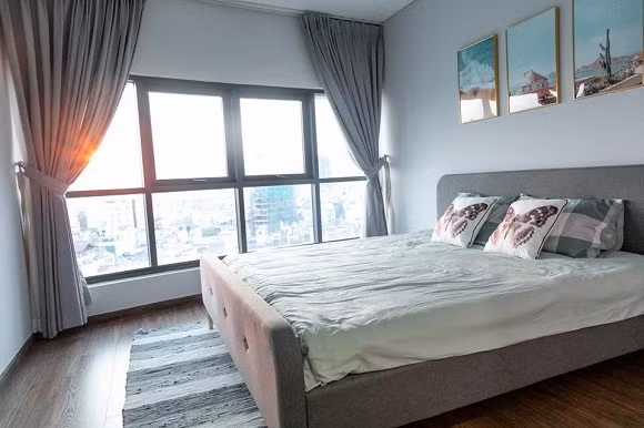 Phòng ngủ nào cũng có view hướng ra thành phố với cửa sổ kính đón nắng.