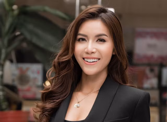  Minh Tú vụt sáng thành một trong những cái tên ăn khách nhất làng mẫu Việt khi đạt danh hiệu Á quân Asia’s Next Top Model mùa 5, trở thành huấn luyện viên The Face, The Look và "càn quét" nhiều sàn diễn lớn.