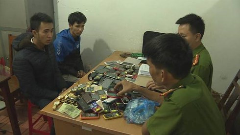 Ru nguoi yeu di trom hon 200 chiec dien thoai va dong ho deo tay