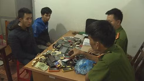 Ru nguoi yeu di trom hon 200 chiec dien thoai va dong ho deo tay