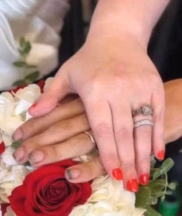 Khoe nhan cuoi ngot ngao, chu re bi chi trich vi dieu xau ho nay