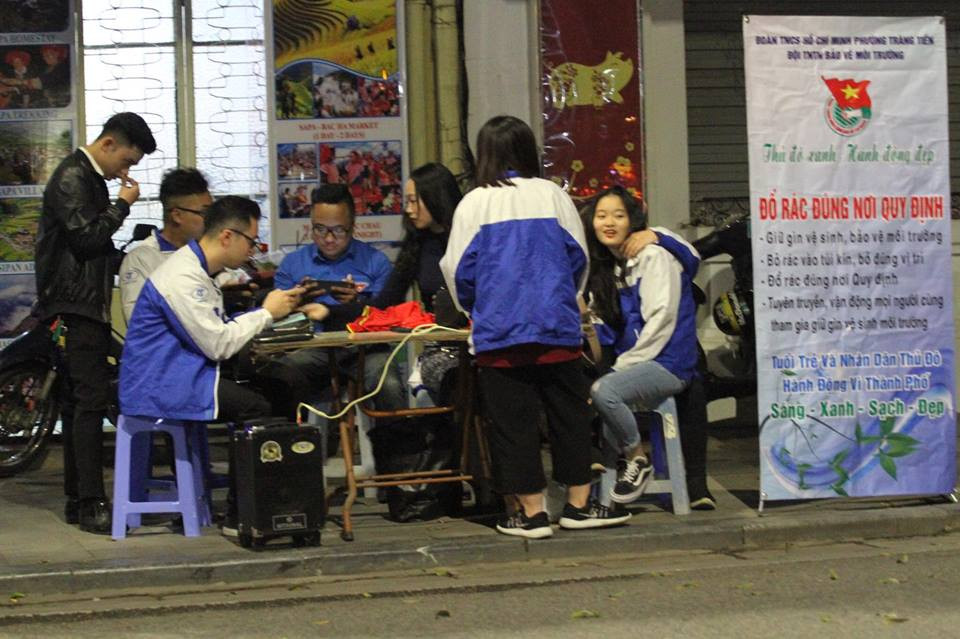 Các đoàn viên thanh niên "lập chốt" kêu gọi người dân đổ rác đúng quy định.